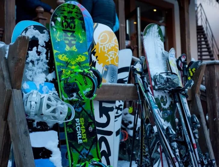 Jaki snowboard dla początkujących? Wybierz idealną deskę bez błędów