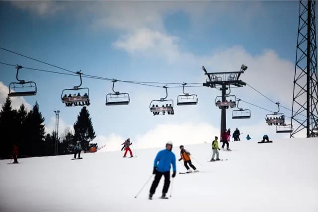 Gdzie można jeździć na snowboardzie? Najlepsze stoki w Warszawie