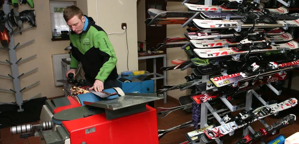 Wypożyczalnia sprzętu narciarskiego w Szczyrku – gdzie i jak wybrać najlepszy sprzęt