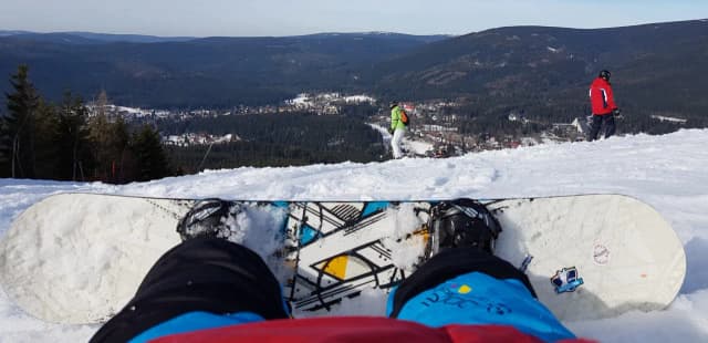 Ile kosztuje lekcja jazdy na snowboardzie? Sprawdź ceny i porównaj!