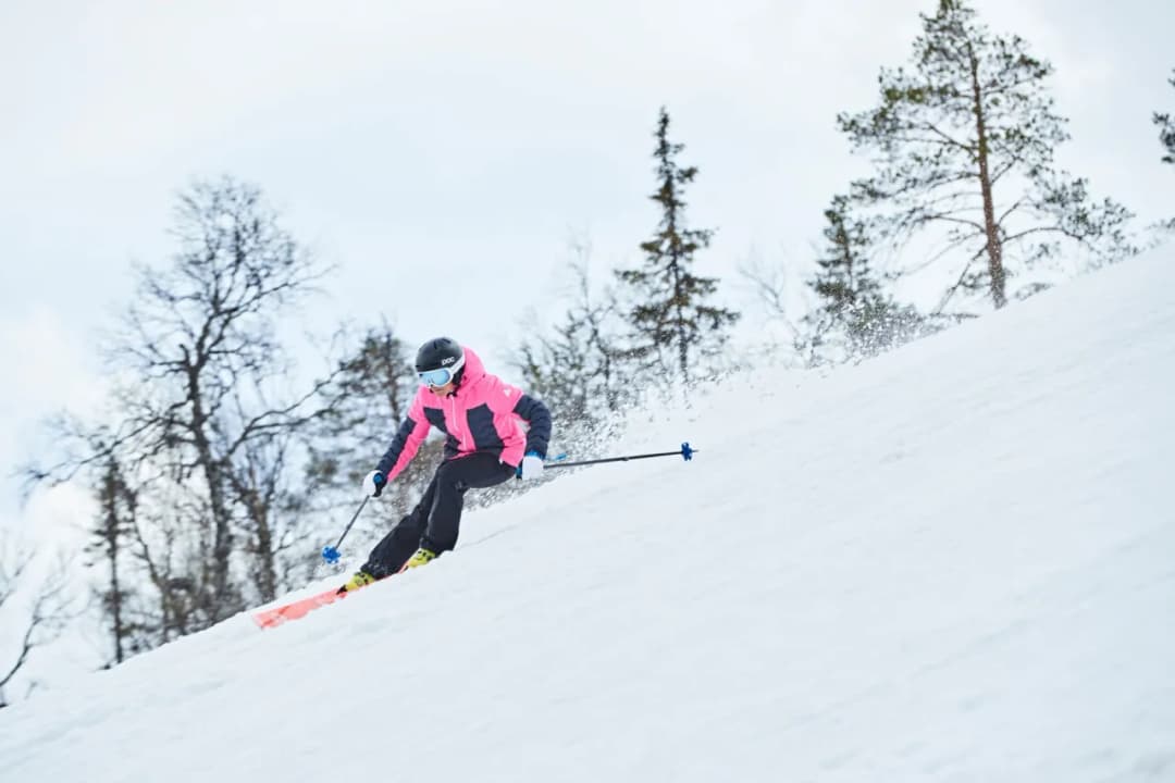 Czy kurtki narciarskie są ciepłe? Sprawdź ich izolację i komfort