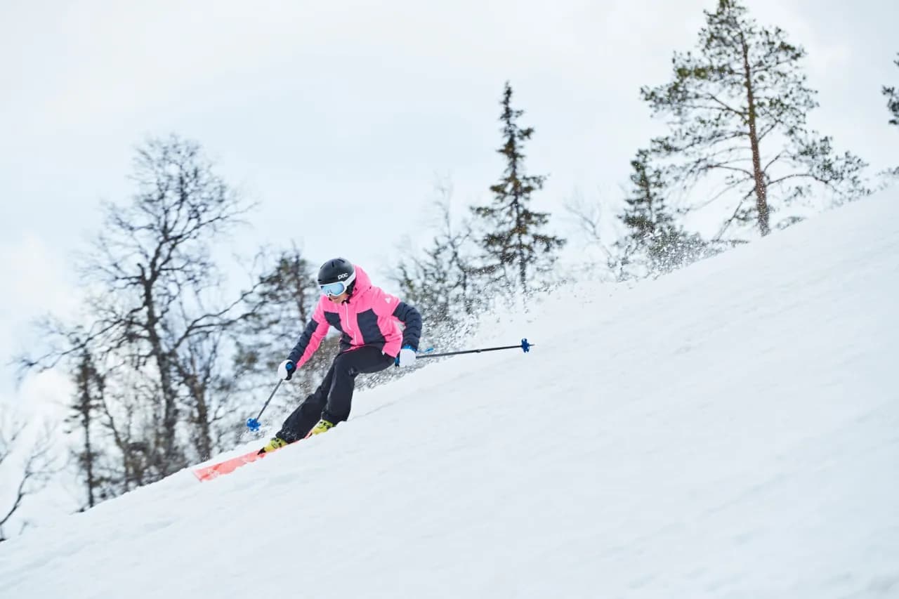 Czy kurtki narciarskie są ciepłe? Sprawdź ich izolację i komfort