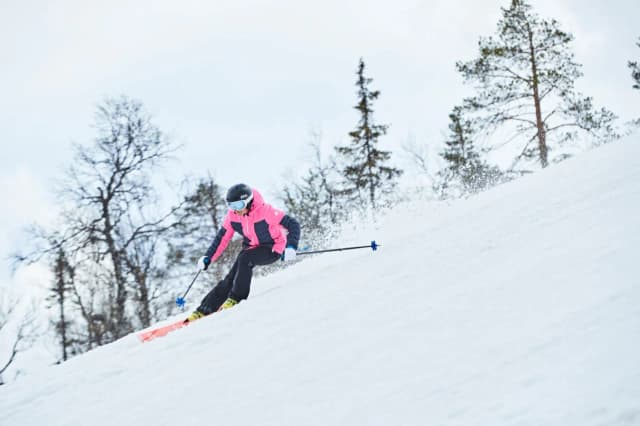Czy kurtki narciarskie są ciepłe? Sprawdź ich izolację i komfort