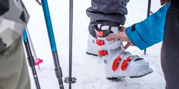 Jak zapinać buty narciarskie, aby uniknąć dyskomfortu i kontuzji