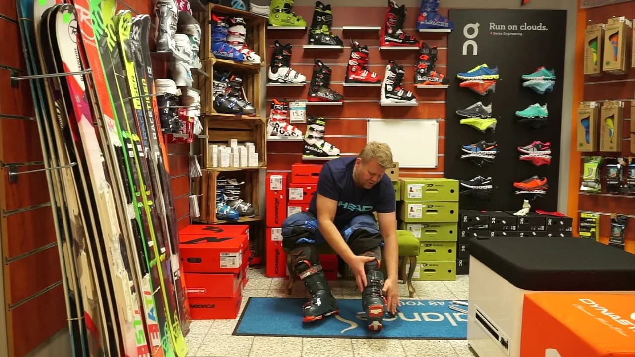 Jak zakładać spodnie narciarskie na buty, by uniknąć zimna i wilgoci