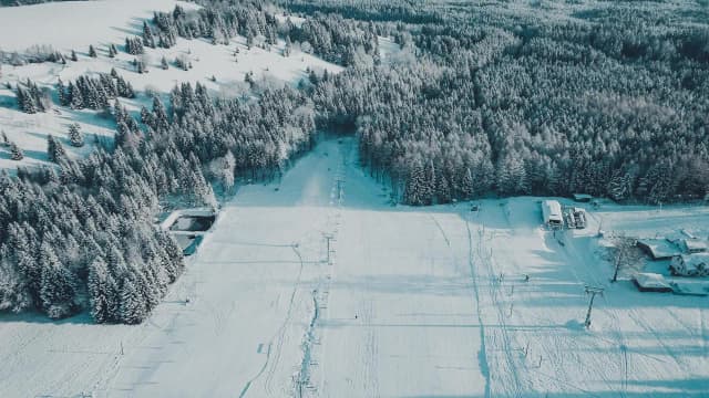 Gdzie na narty w Dolnośląskiem? Najlepsze stoki, noclegi i atrakcje w okolicy