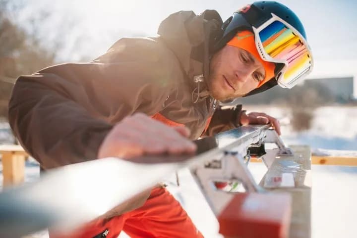 Jaki promień skrętu nart dla średniozaawansowanych – uniknij błędów w wyborze