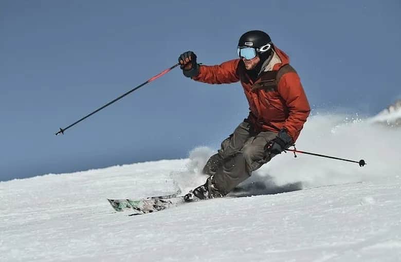 Jak trzymać kijki narciarskie, aby uniknąć błędów i cieszyć się jazdą