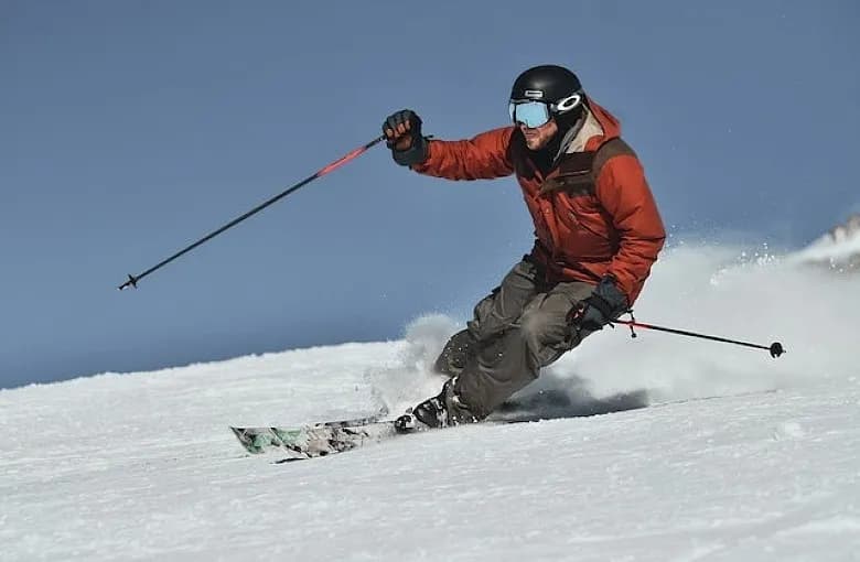Jak trzymać kijki narciarskie, aby uniknąć błędów i cieszyć się jazdą
