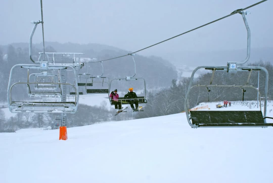 Ile kosztuje karnet na stok narciarski? Ceny, zniżki i porady